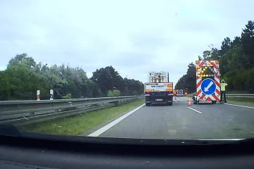 Řidiči ohrožovali údržbáře v odstavných pruzích dálnic. Teď silničáři raději zavírají i pravý