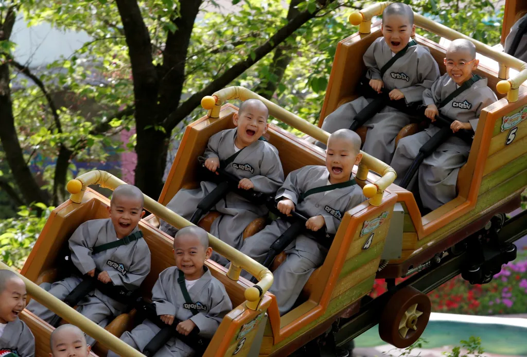 Malé buddhisty pozvali jejich starší kolegové do zábavního parku ve městě Jongin v Jižní Koreji