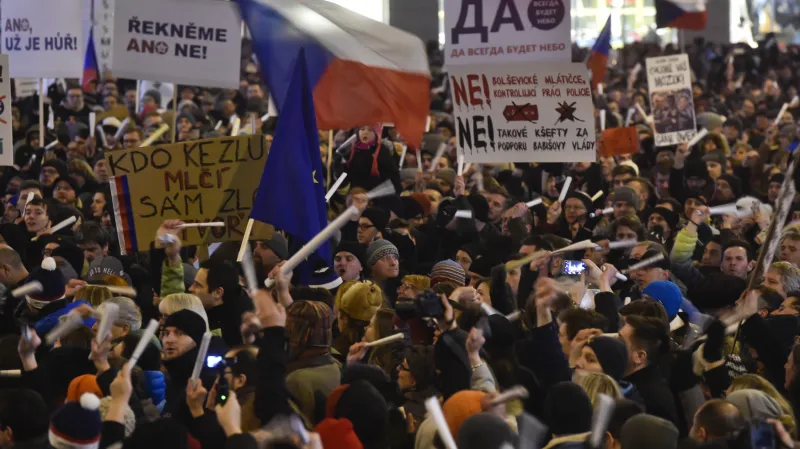 Protest proti zvolení Zdeňka Ondráčka do čela komise pro kontrolu GIBS. Lidé drží symbolické bílé obušky z papíru (5. března 2018)