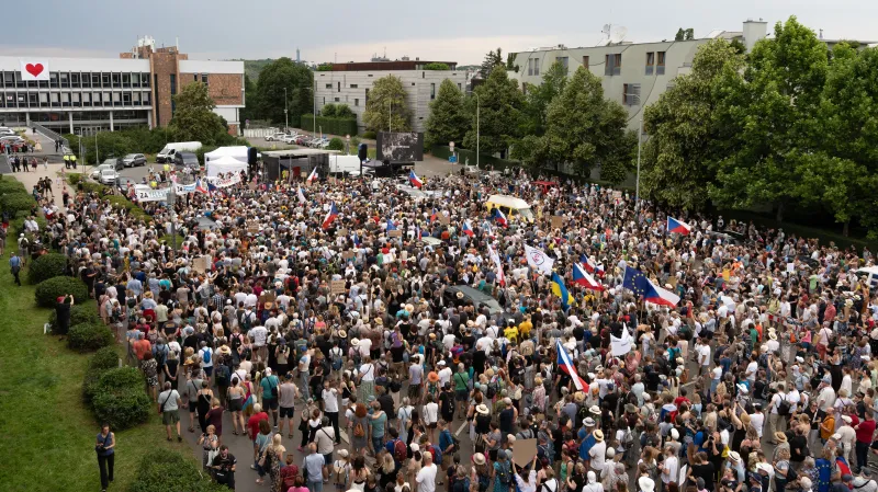 Protest na podporu veřejnoprávních médií na Kavčích horách v Praze (21. června 2026)