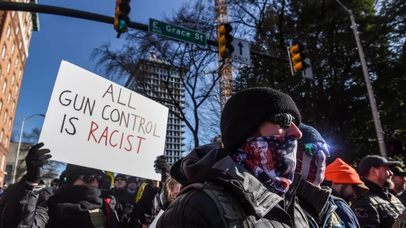 Odpůrci omezování držení zbraní v ulicích Richmondu