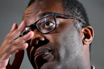 Britská vláda odvolala svůj plán snížit daně bohatým. Ještě v neděli ho hájila