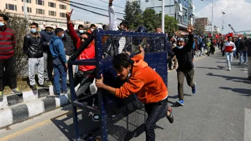 Nepálci se v ulicích střetli s policisty kvůli nabídce finanční pomoci z USA