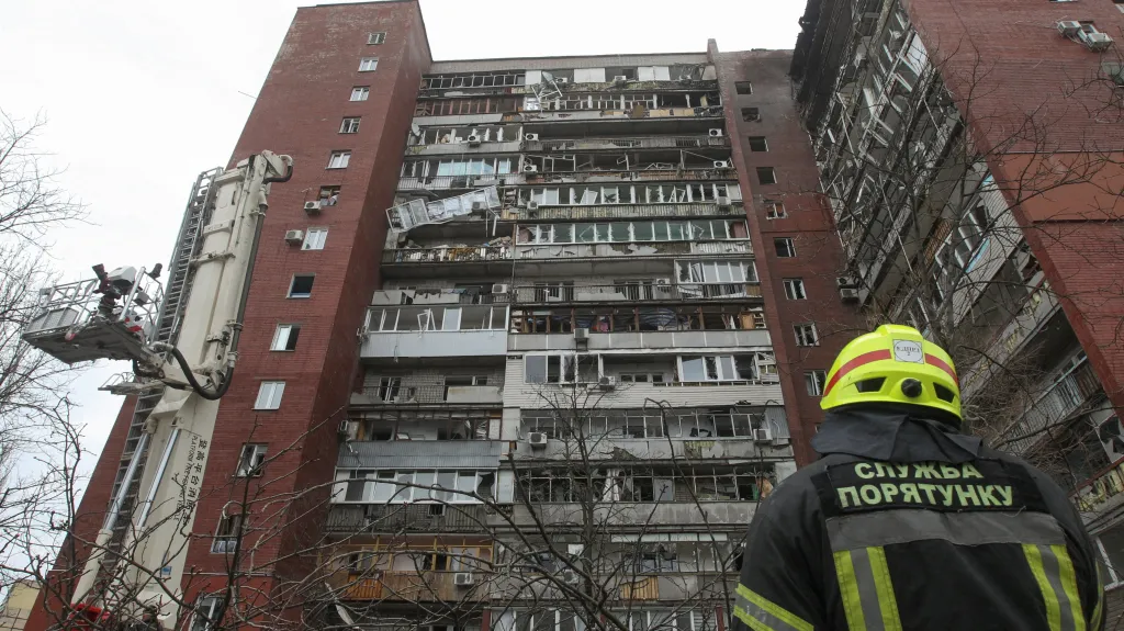 Bytový dům v Dnipru po zásahu ruským dronem (24. března 2026)