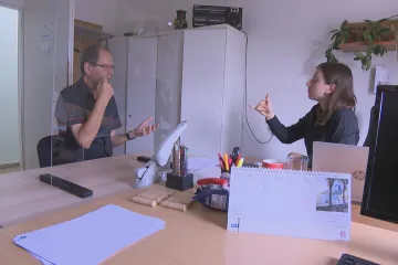 Tlumočníků do znakového jazyka je málo. Důvodem je i nejasnost v potřebném vzdělání