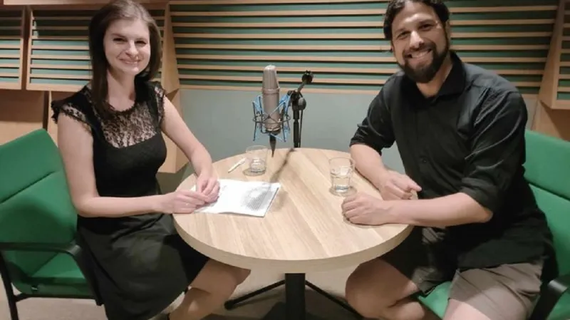 Host podcastu Jan Kozák s moderátorkou Anetou Černou