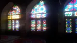Barevné vitráže v Růžové mešitě