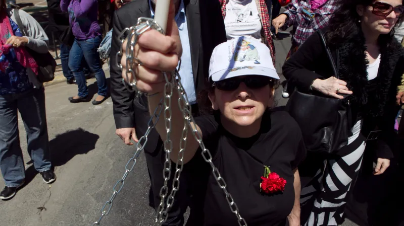 Prvomájoví demonstranti se v Aténách spoutali řetezy