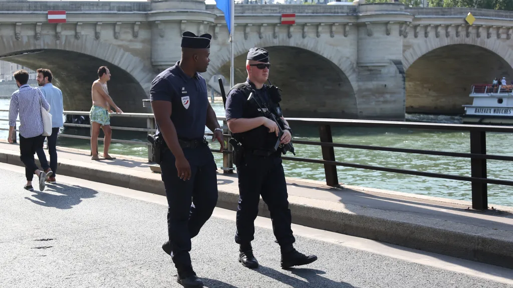 Policisté na nábřeží Seiny v Paříži