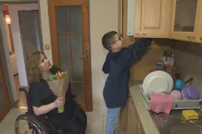 Po operaci nádoru ochrnula, teď si chce najít práci invalidnímu vozíku navzdory