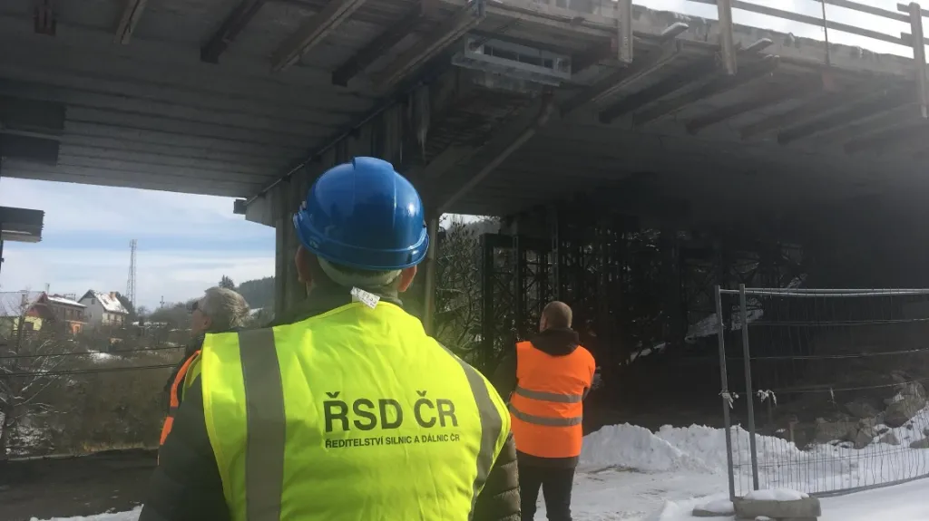Pracovníci Ředitelství silnic a dálnic kontrolují most u Černé Hory