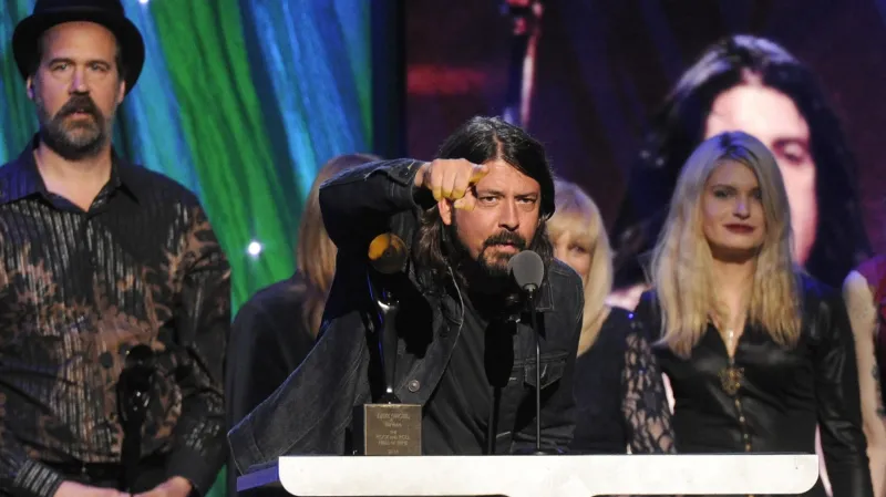 Krist Novoselic a Dave Grohl vstupují za Nirvánu do Rokenrolové síně slávy