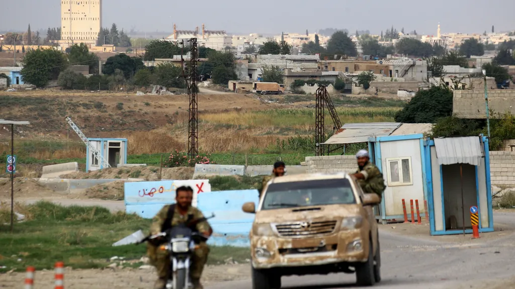 Syrští rebelové podporovaní Tureckem u města Rás al-Ajn