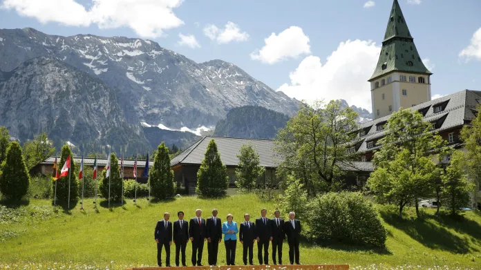 Lídři zemí G7 před zámkem Elmau