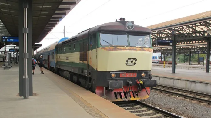 Lokomotivy řady 749 "Bardotky" přežívají na trati z Prahy do Čerčan.