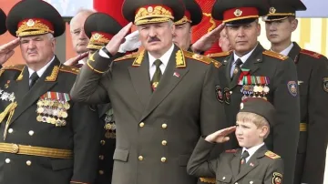 Prezident Lukašenko (uprostřed) na vojenské přehlídce