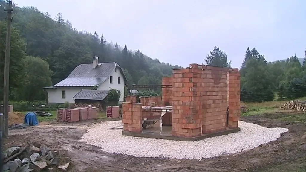 Stavba pravoslavného kostelíku v Lipové-lázních
