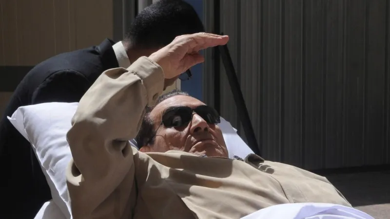 Husní Mubarak na cestě k soudu