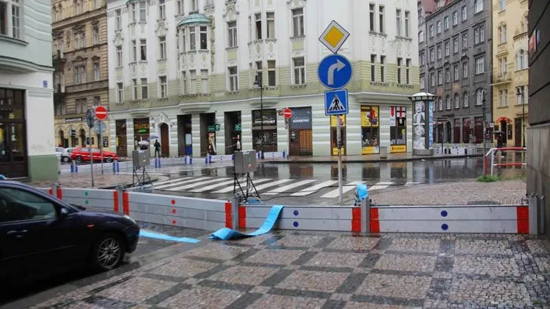 Uzavřená silnice u Staroměstské