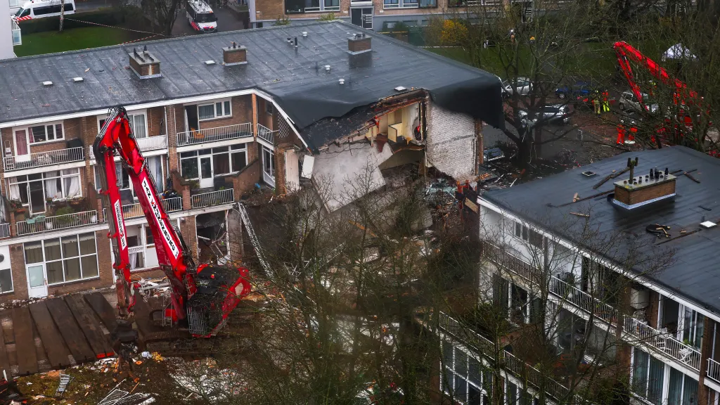 V nizozemském Haagu se po výbuchu zřítil obytný dům