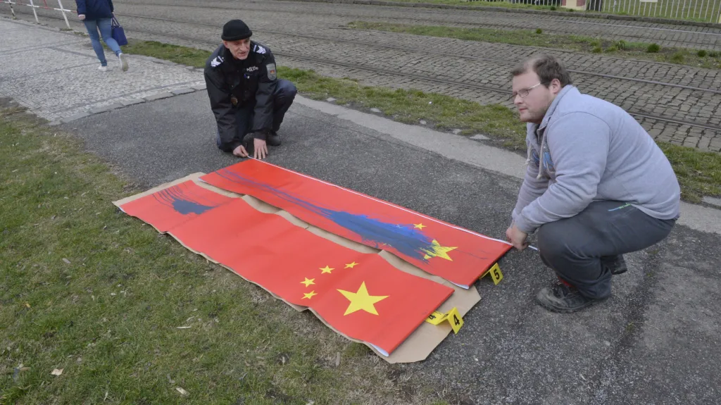 Poškozené čínské vlajky v Praze
