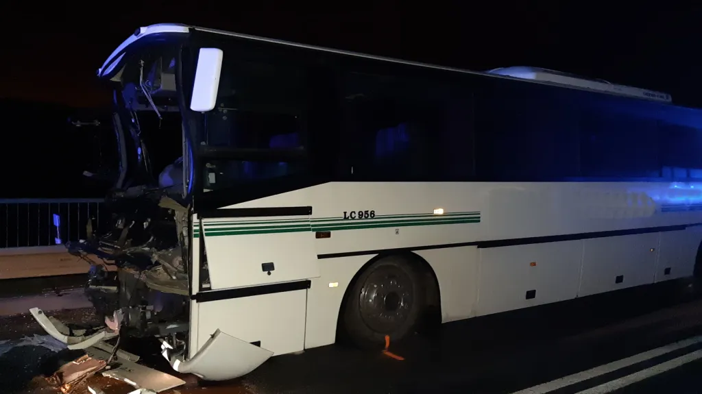 Autobus po tragické nehodě na Mělnicku