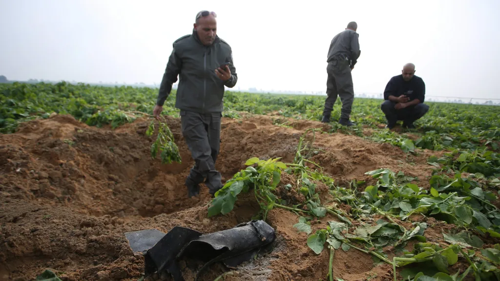 Ohledávání místa dopadu rakety vypálené z pásma Gazy