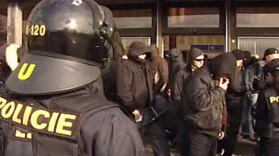 Policisté kontrolují extremisty