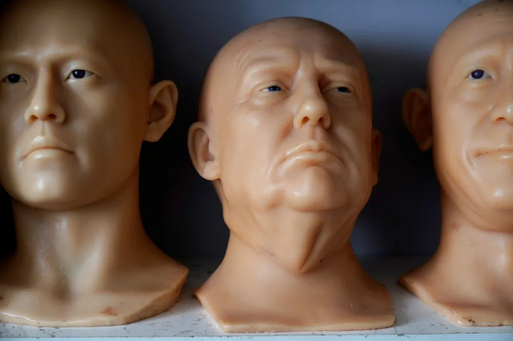 Výroba voskových figurín v Číně
