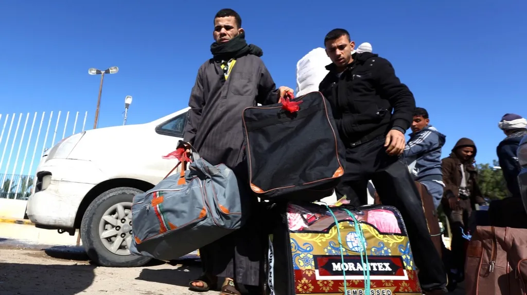 Egypťané hromadně prchají z Libye