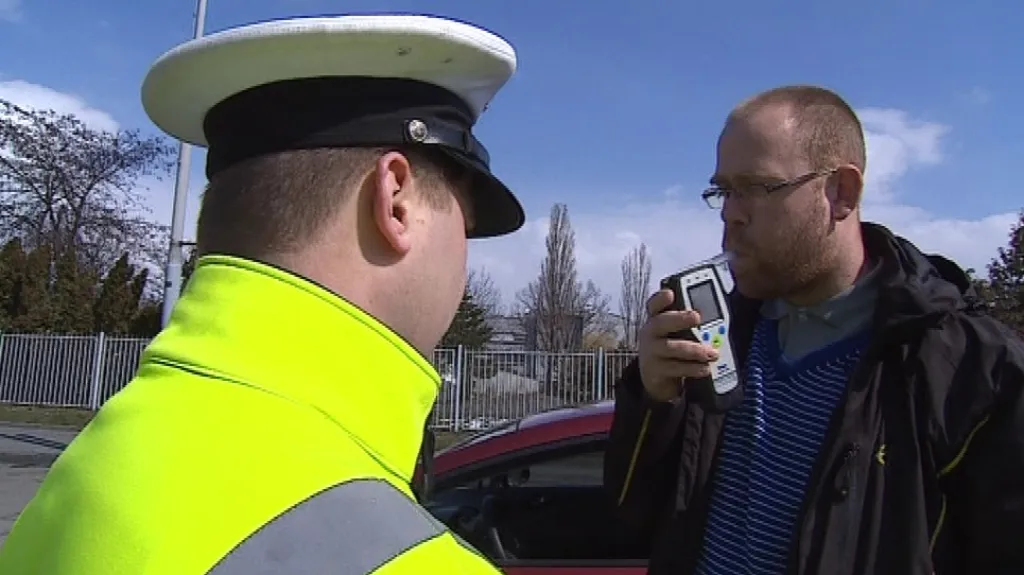 Policisté řidiče testovali na alkohol i na drogy