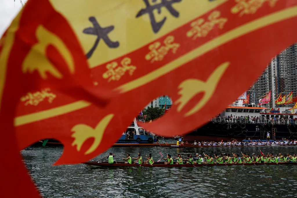 Dračí lodě se účastní závodu během každoročního festivalu dračích lodí Tuen Ng v rybářském přístavu Aberdeen v Hongkongu