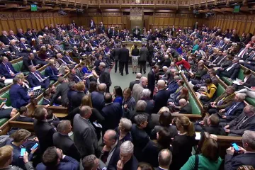 Britský konzervativní poslanec, který sledoval porno ve sněmovně, rezignuje na funkci