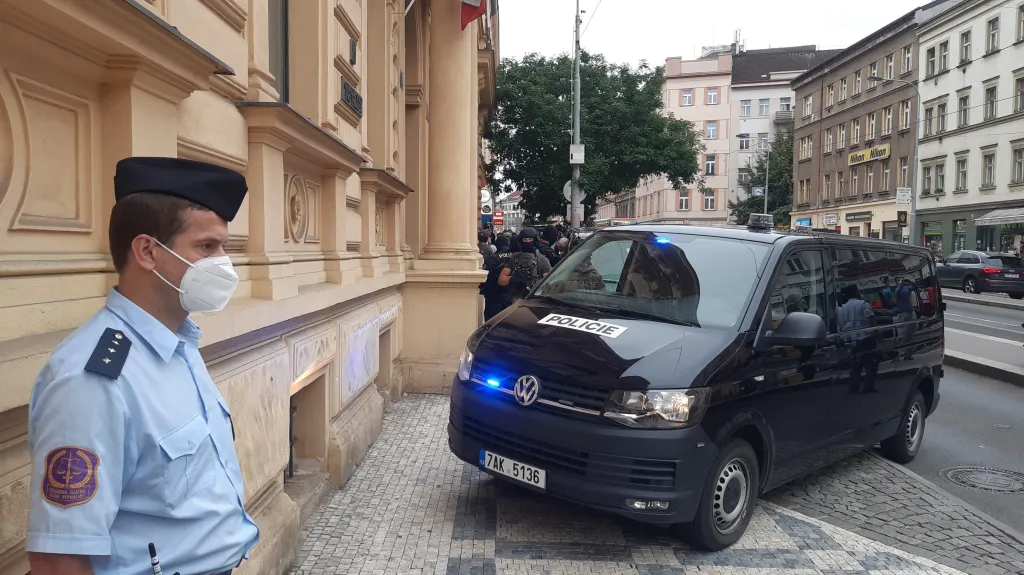 Soud rozhodoval o vazbě pro muže obviněného ze střelby na úřadu práce