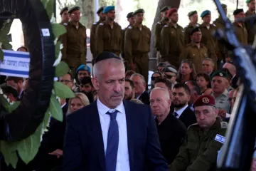 Izraelská vláda zrušila své rozhodnutí odvolat šéfa tajné služby Šin Bet Ronena Bara