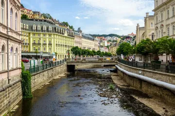 Dopravci posilují spoje do Karlových Varů během festivalu, na zahájení už je část vyprodaná