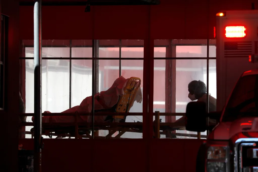 V nemocnici v Queensu odváží pacienta na testování
