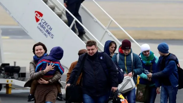 Události ČT: Přiletěli krajani z Ukrajiny, vláda má krizový plán