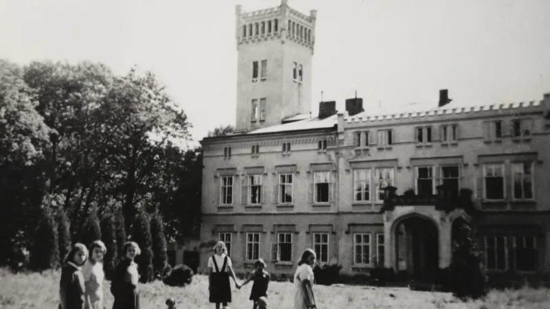 Skupinka dětí před zámkem Kamenice, 1946