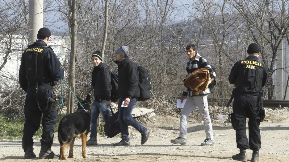 Čeští policisté u makedonsko-řecké hranice