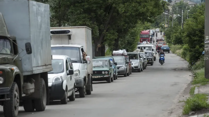 Kolona vozidel opouštějící město Slavjansk