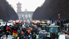 Němečtí zemědělci protestují v Berlíně proti snížení daňových dotací na vozidla