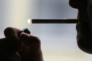 Francie zakáže kouřit tam, kde můžou být děti