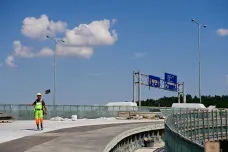 Dopravu na Barrandovském mostě má od konce září zlepšit pruh pro auta jedoucí po okruhu