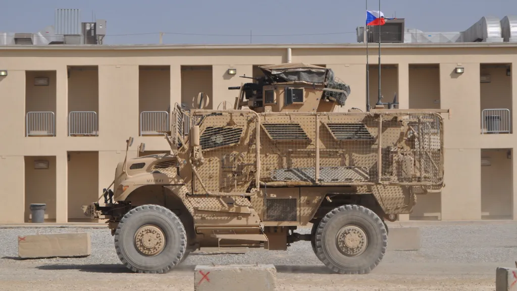 Archivní ilustrační foto – obrněné vozidlo MRAP před budovou, kde byli v Afghánistánu ubytováni čeští vojáci