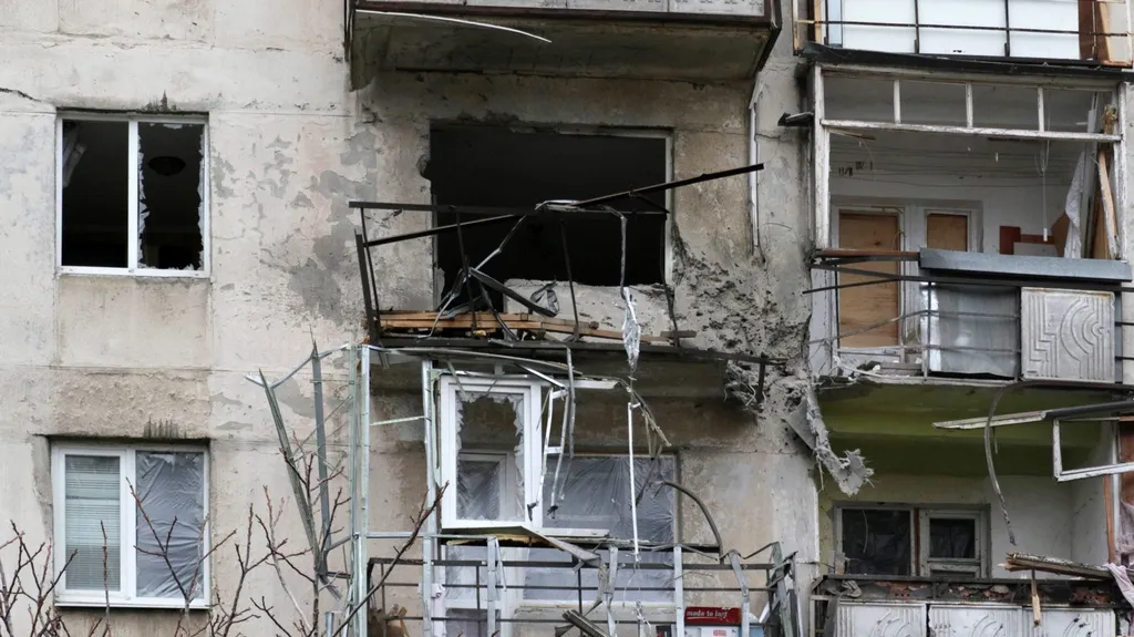 Poničený dům v Mariupolu