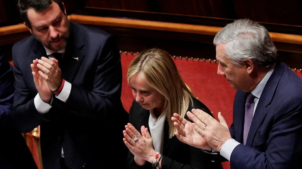 Italský ministr zahraničí Antonio Tajani a ministr dopravy Matteo Salvini tleskají Giorgii Melaniové
