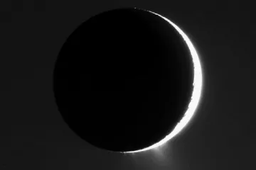 NASA našla na měsíci Enceladu základní stavební kameny života