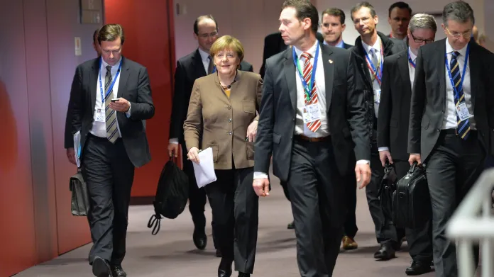 Angela Merkelová s týmem diplomatů