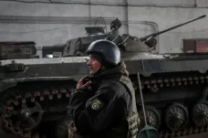 Ukrajina vyhlásila nouzové ohrožení státu. Lídři odštěpeneckých oblastí podle Kremlu žádají Putina o pomoc
